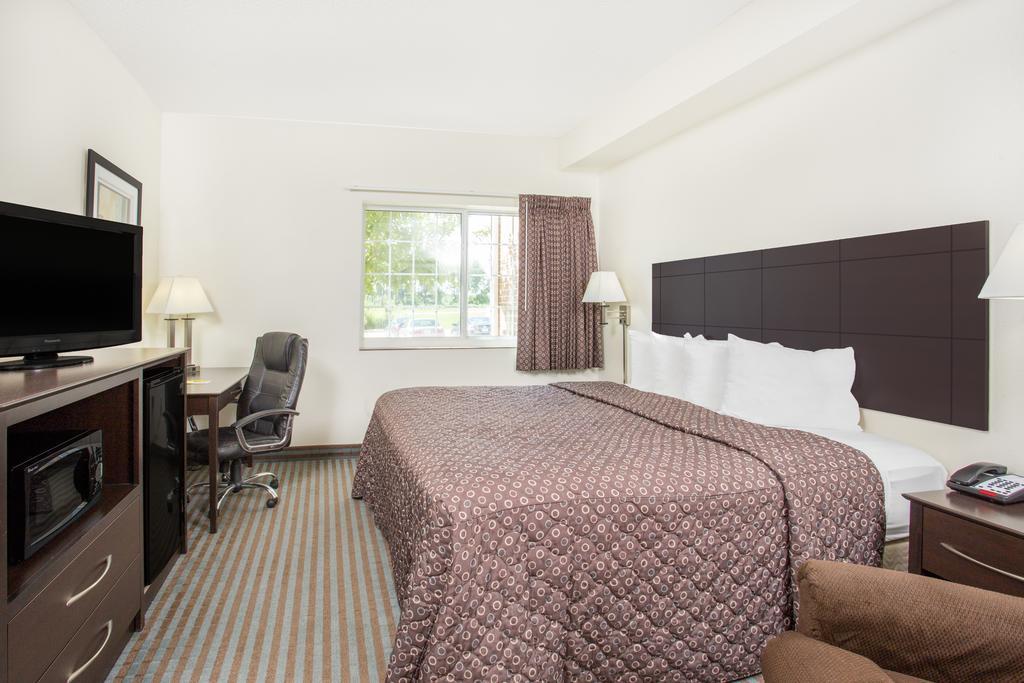 Super 8 By Wyndham Cedar Falls Eksteriør bilde